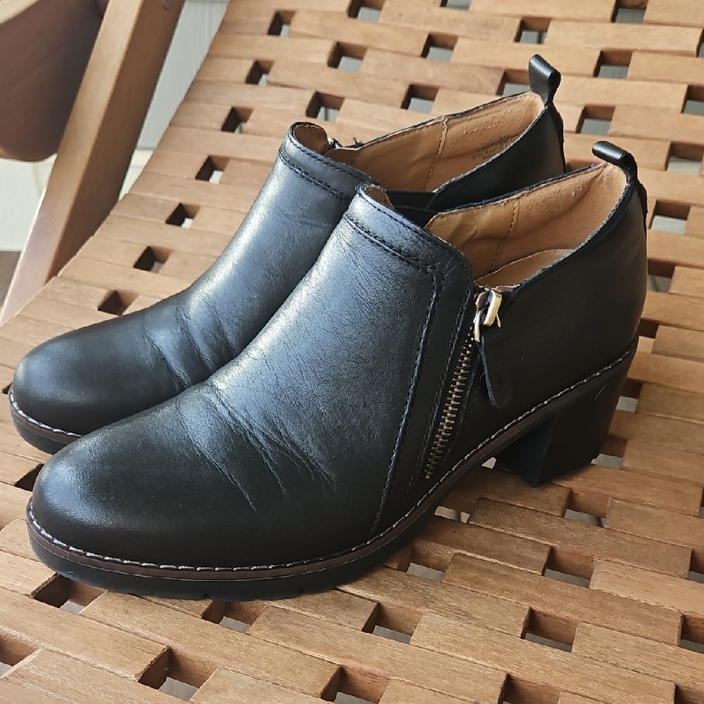 Easy Spirit Black Leather Ankle Booties
